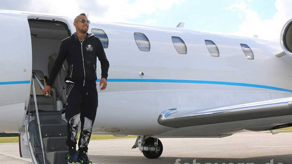 Bereits am Montag hatte "König Arturo" bayrischen Boden betreten. Natürlich reiste er mit Privatjet an. Bemerkenswert neben der Frisur ist vor allem der spektakuläre Trainingsanzug. SPORT1 blickt auf Vidals Karriere zurück