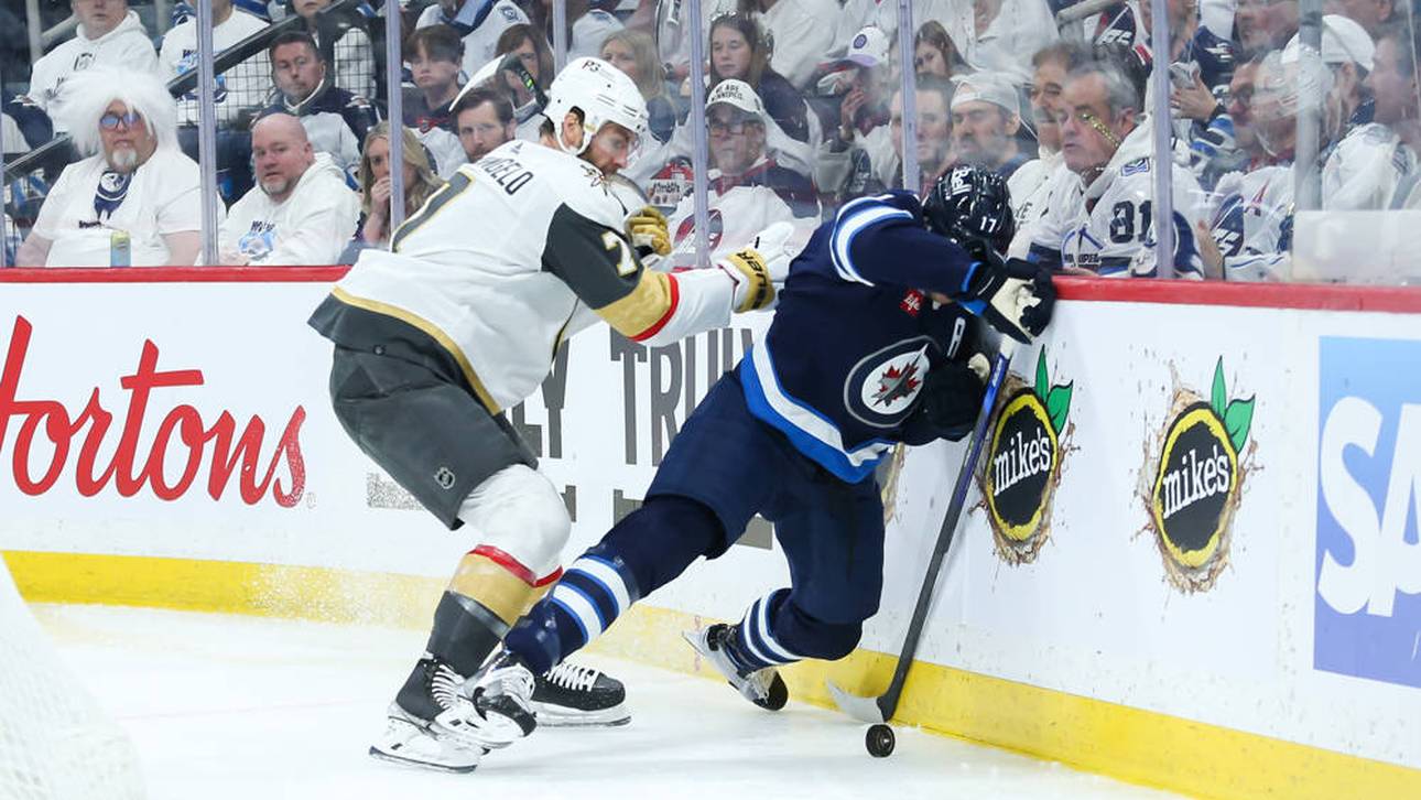 Knights-Verteidiger Alex Peitrangelo (l.) schubst hier Adam Lowry (r.) von den Jets