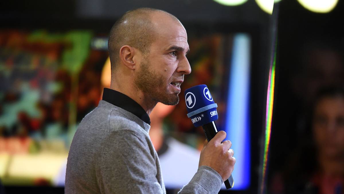 "Es gibt drei Dinge, die so in der Luft stehen: Hubschrauber, Kolibri und Ronaldo." (ARD-Experte Mehmet Scholl zum Kopfballtor von Cristiano Ronaldo im EM-Halbfinale Portugals gegen Wales in Lyon)