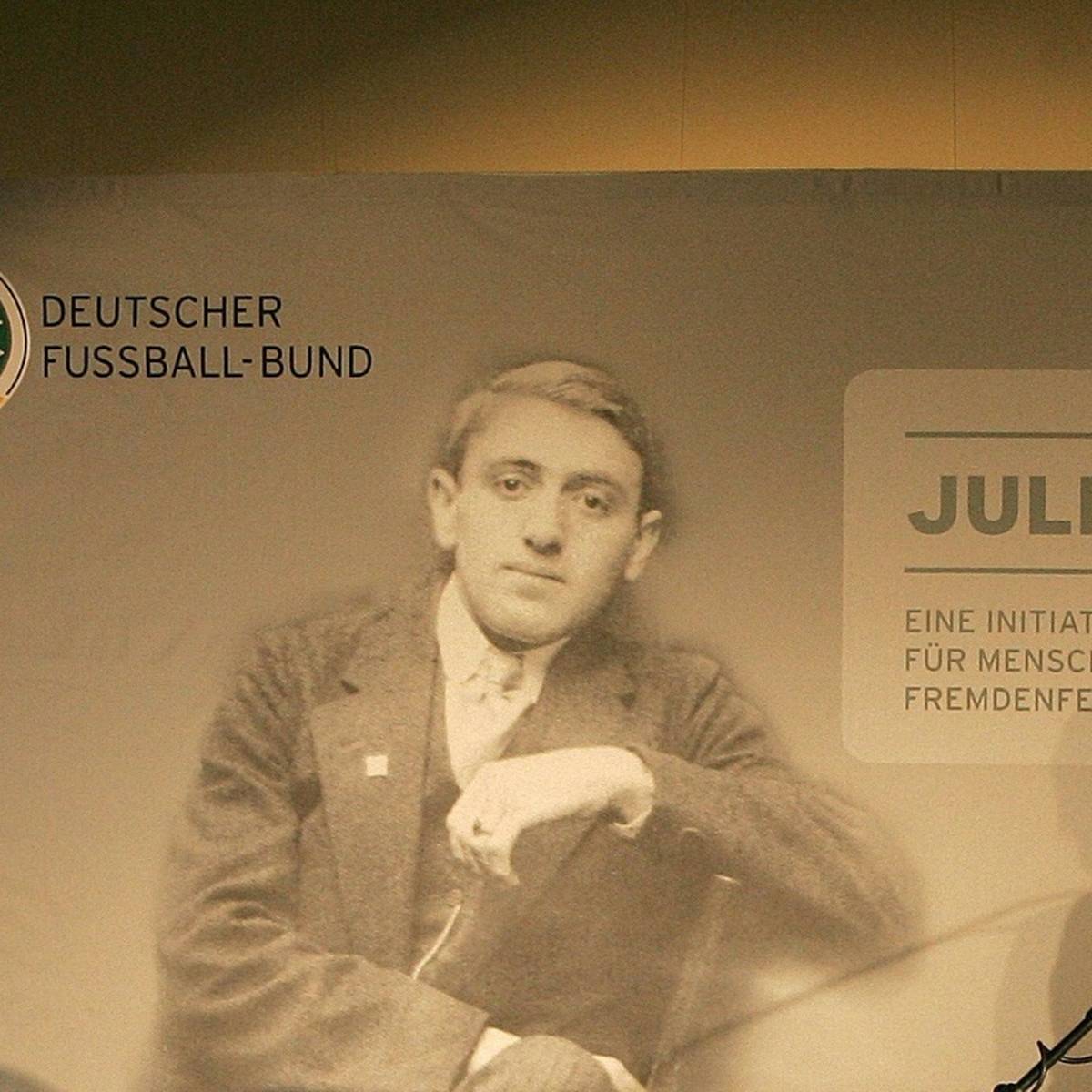 Das Deutsche Fußballmuseum hat mit einer besonderen Aktion am Donnerstag den Opfern des Holocausts gedacht.
