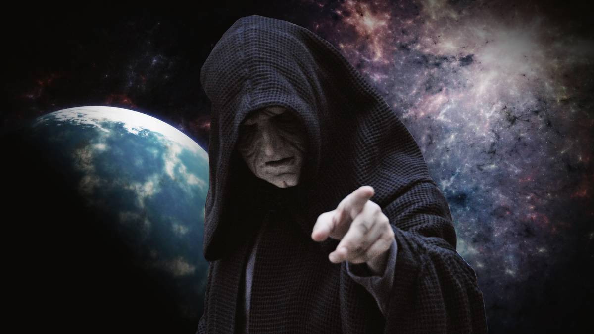 EMPEROR PALPATINE: Er gehört nicht zur Traumelf, aber das böse Genie herrscht bei Star Wars über das Imperium - und damit die Galaxie. Als einfacher Senator Palpatine erschleicht er sich einst die Position des Kanzlers und spinnt alle in sein Netz von Intrigen ein. Der Sith-Lord bleibt gern im Hintergrund, hat aber die Fäden zu jederzeit in der Hand und ist trotz seiner dunklen Mächte dem Untergang geweiht