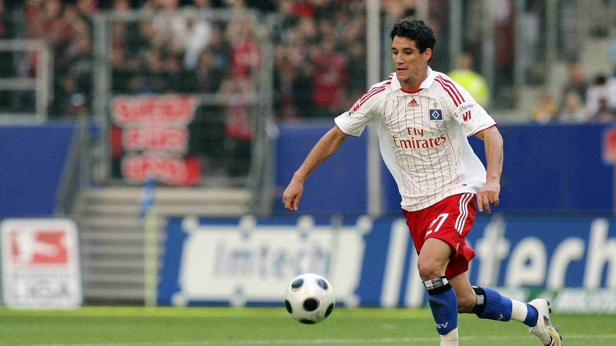 Nach nur neun Pflichtspieleinsätzen wechselt er im Juli 2009 für sieben Millionen Euro nach Saudi-Arabien, nachdem er das Halbjahr zuvor bereits zu Fluminense nach Brasilien ausgeliehen war. Mit nur minus zwei Millionen halten die Hamburger den Transferverlust immerhin überraschend in Grenzen