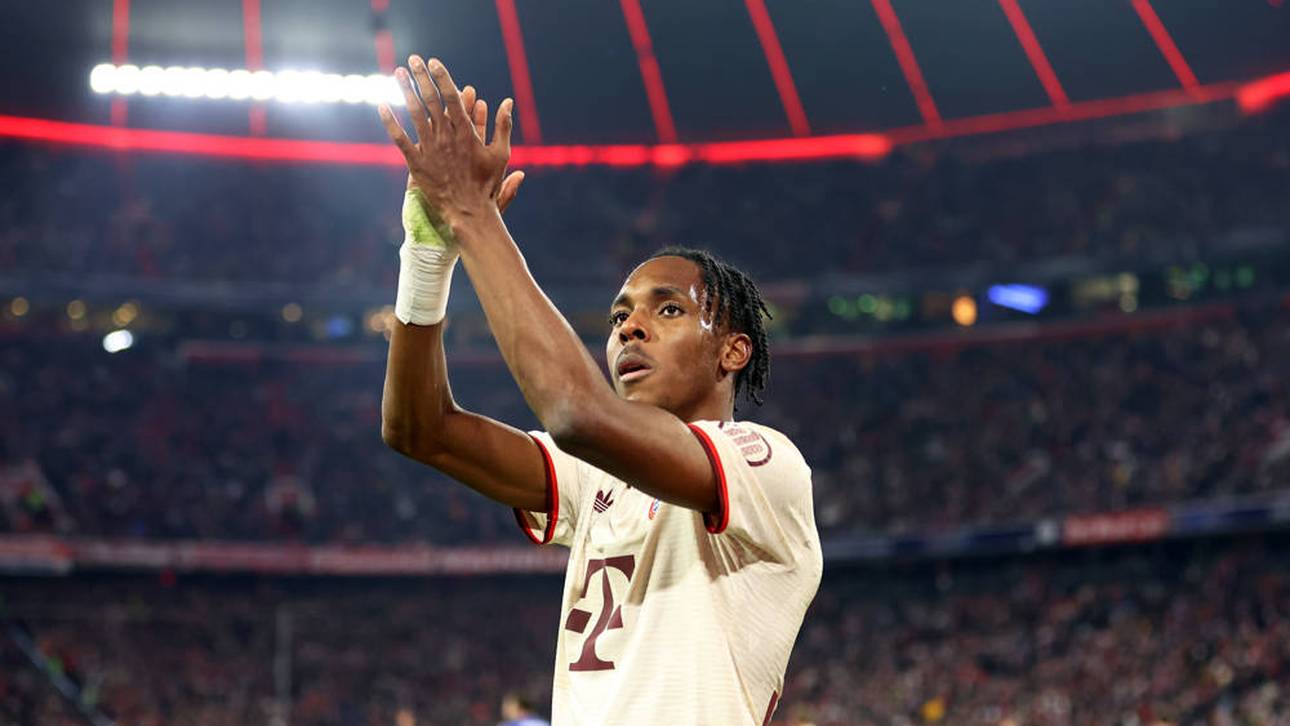 Mathys Tel nach dem Spiel in der Bayern-Kurve