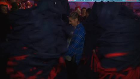 Der Kreativität bei den Kostümen im Ally Pally ist keine Grenze gesetzt. Und so muss SPORT1 Moderatorin Jana Wosnitza durch eine Waschstraße bestehend aus verkleideten Fans.