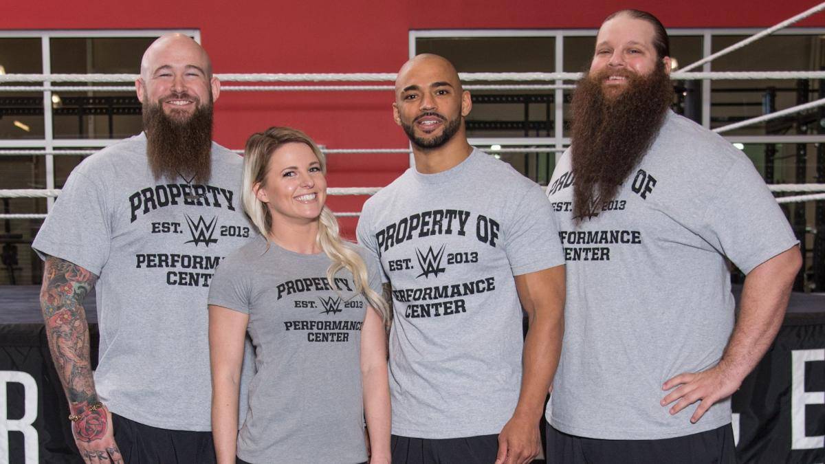 Neu bei WWE: Ricochet (3.v.l.), Candice LaRae und das Tag Team War Machine