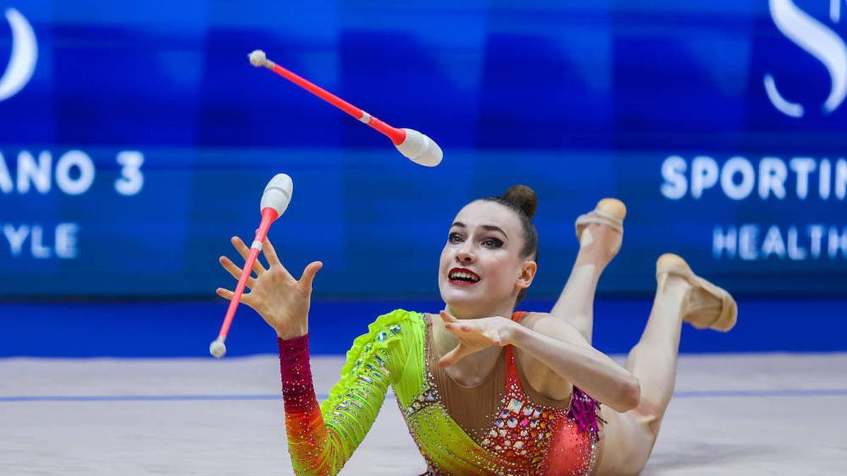 Rhythmische Sportgymnastik: Darja Varfolomeev ist erst 17 Jahre alt, aber trotzdem ein potenzieller deutscher Olympiastar, denn die aktuelle Weltmeisterin im Mehrkampf ist eine heiße Kandidatin auf Olympiagold. Bei der WM 2022 holte sie den ersten deutschen Titel seit 1975.