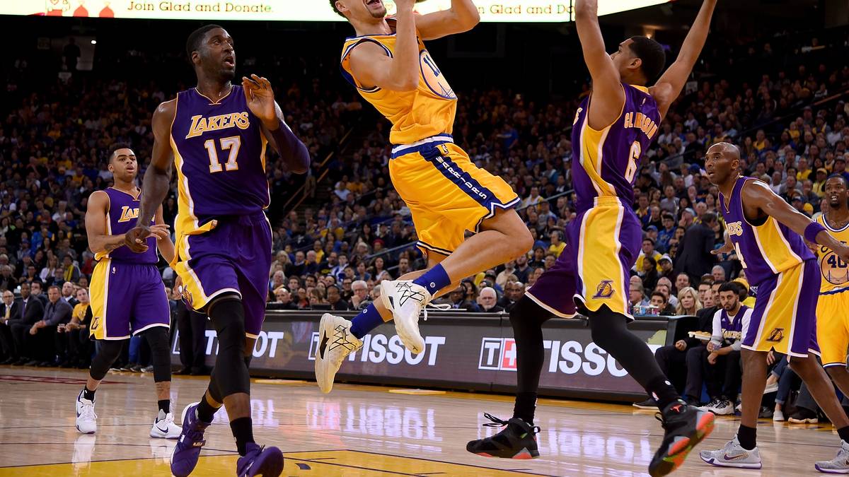 Zu Überlegen sind die Warriors dem einstigen Spitzenteam. Klay Thompson fliegt ohne Gegenwehr zum Korb der Lakers. Schon nach dem ersten Viertel (30:11) steht der Ausgang fest