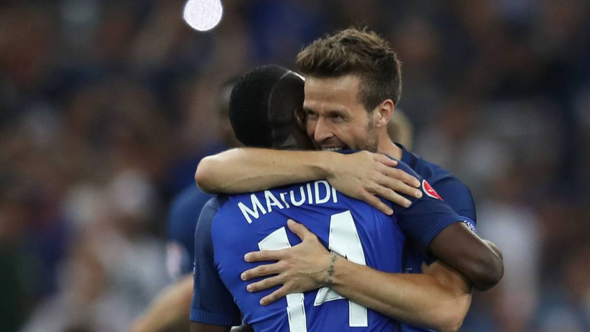Nach dem Abpfiff beginnen dann die Feierlichkeiten bei den Franzosen. Blaise Matuidi umarmt Yohan Cabaye