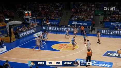 Die BBL-Highlights der Basketball-Partie SKYLINERS Frankfurt - Telekom Baskets Bonn im Video. 