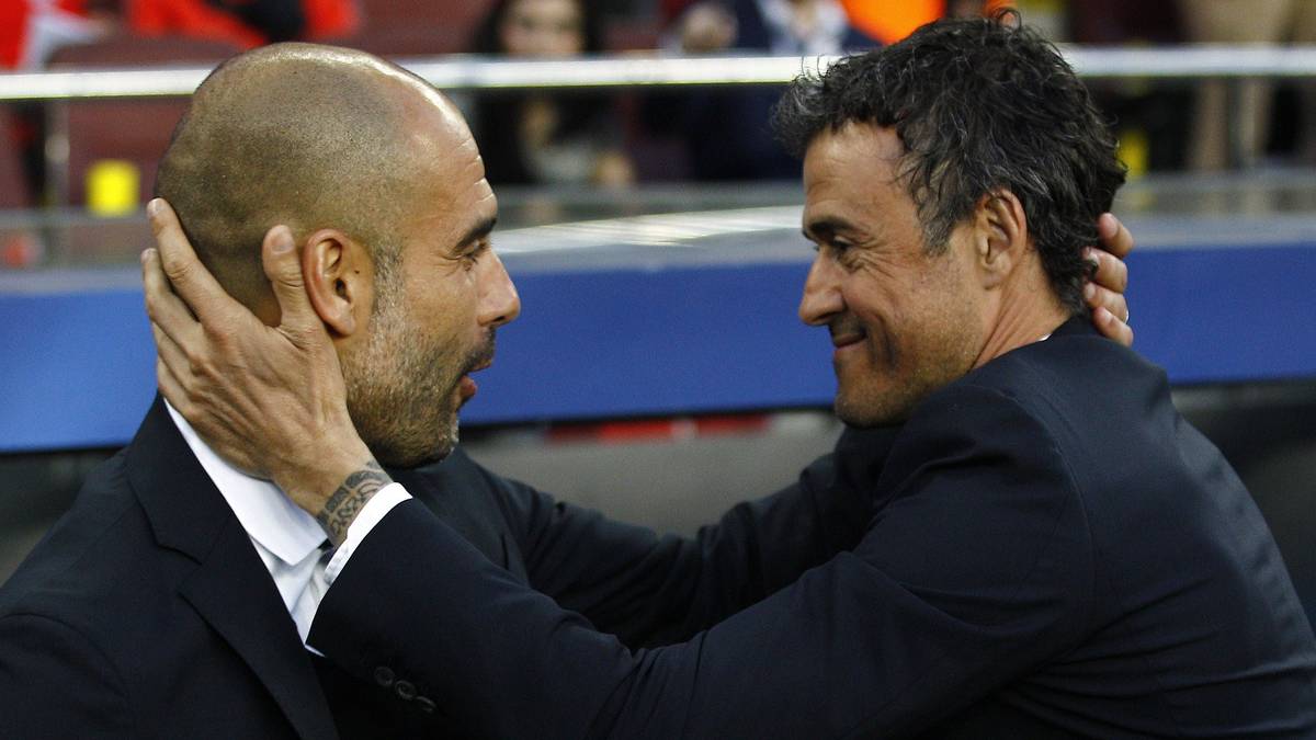 Herzliches Wiedersehen für Pep Guardiola. Der Bayern-Trainer wird von seinem Gegenüber Luis Enrique begrüßt. Die beiden spielten früher zusammen für Barca und das Nationalteam, später war Enrique Guardiolas Assistent und Nachfolger bei der zweiten und ersten Mannschaft der Katalanen