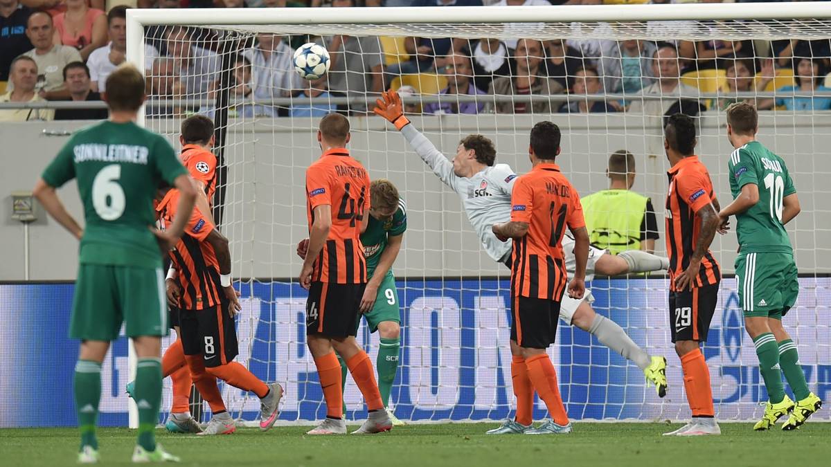 Sein schöner Freistoß (22.) bingt die zwischenzeitliche Führung, damit wäre Rapid weiter