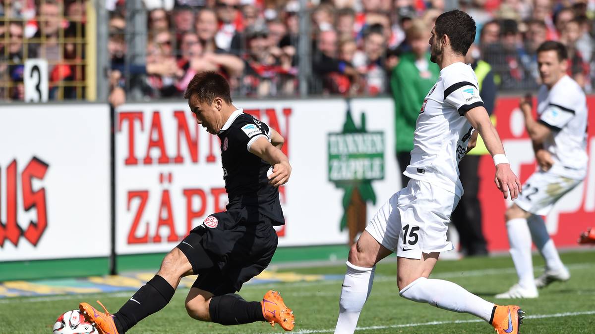 Beim 0:1 kommt Freiburgs Stefan Mitrovic zu spät, Okazaki schießt eiskalt ein