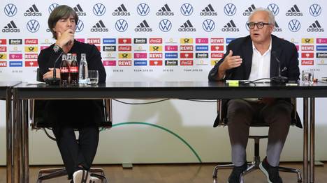 Joachim Löw und Fritz Keller auf einer Pressekonferenz