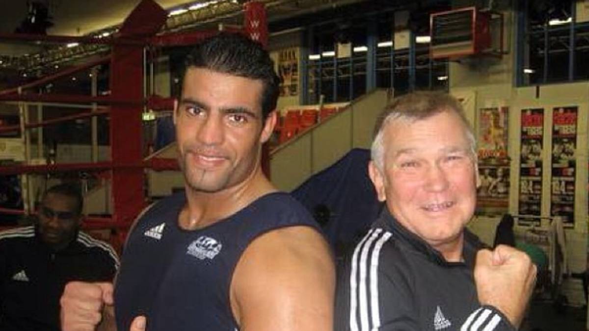 2007 folgt der Wechsel zum Universum-Boxstall und Coach Fritz Sdunek. Bis 2011 boxt er hauptsächlich gegen unbekannte Gegner. Von Februar bis November 2011 bestreitet Charr seine Kämpfe für Sturm Box-Promotion