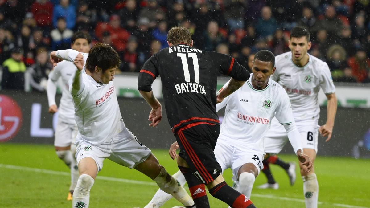 Hiroki Sakai (l.) bringt den Schützen des ersten Leverkusener Treffers zuvor im Strafraum zu Fall