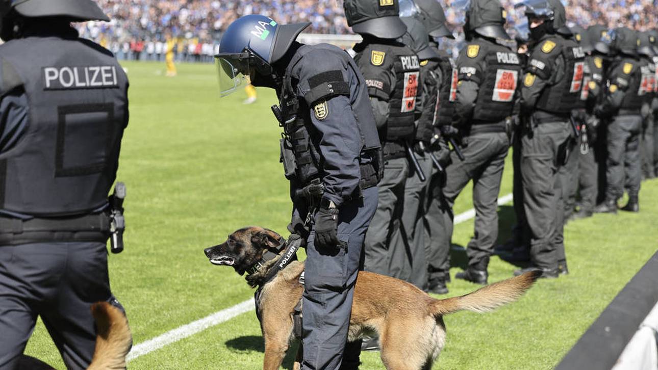 Die Polizei wurde von Fan-Gruppierungen mit Pyrotechnik beschossen