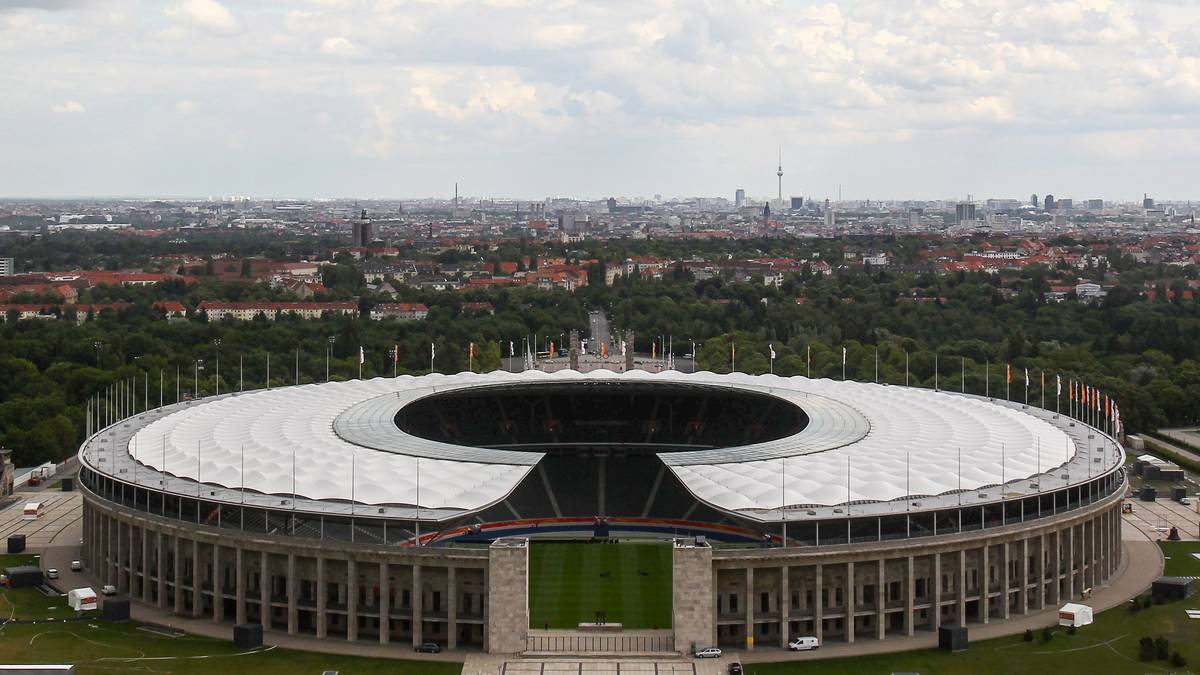 BERLIN - OLYMPIASTADION (74.461 Plätze): War bei der Heim-EM 1988 außen vor, dafür Spielort der Weltmeisterschaften 1974 und 2006. Seit dem Sommermärchen vor zwölf Jahren bei fußballerischen Großevents zudem Pilgerstätte für Millionen Fans, die vor dem Brandenburger Tor die Nacht zum Tag machen