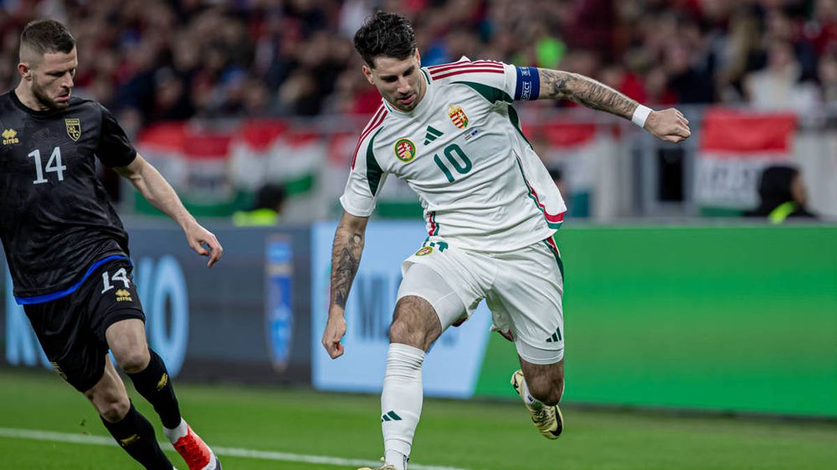 Ungarn (Auswärts) - Ausrüster: Adidas - Das Auswärtstrikot der Ungarn um Dominik Szoboszlai ist in weißer Farbe mit grünen und roten Verzierungen. 