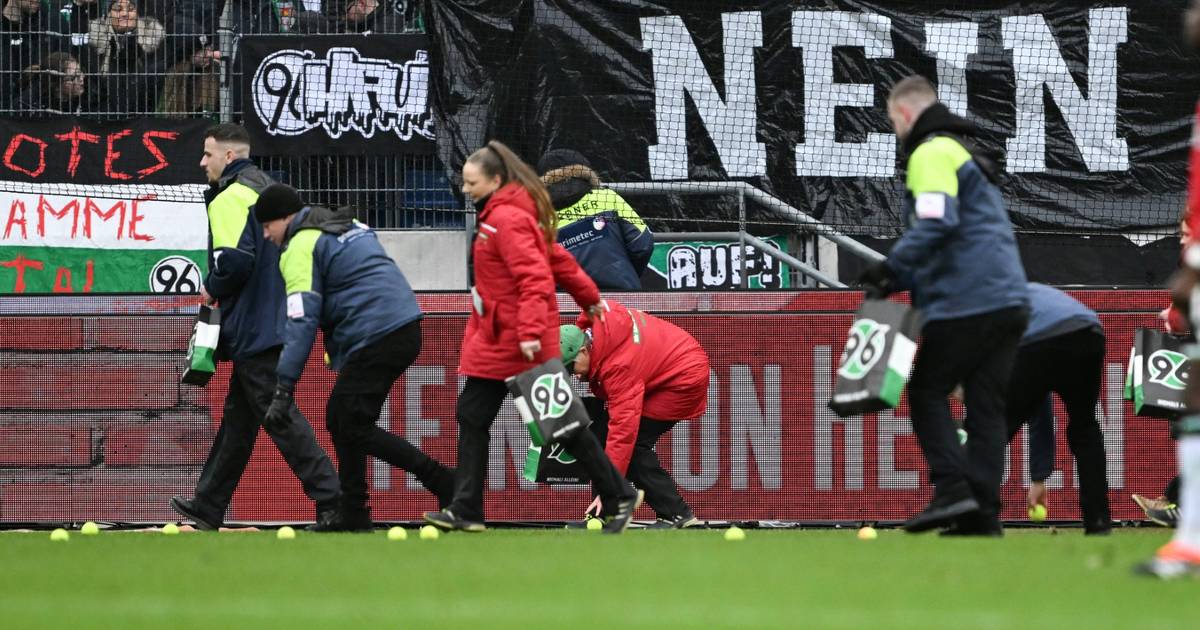 Wegen Tennisbällen: Auch Hannover gegen Rostock unterbrochen