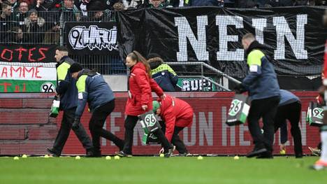 Helfer sammeln die Tennisbälle auf