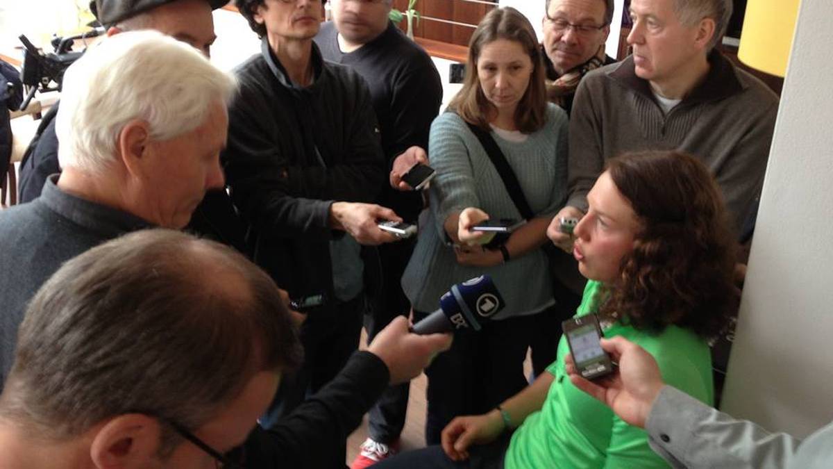 Der Presserummel um Dahlmeier wächst mit jedem Sieg kontinuierlich an. Im Umgang mit der Presse ist sie anfangs kein Naturtalent wie Neuner, wächst aber auch hier in ihre Rolle als deutsche Vorzeigebiathletin hinein