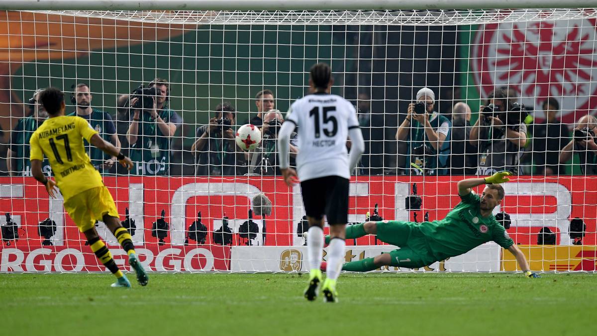 Wie einst Zinedine Zidane beim WM-Finale 2006 chippt Aubameyang die Kugel cool in die Mitte