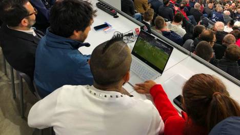 Arturo Vidal schaut auf Bayern-Tribüne Juve gegen Real