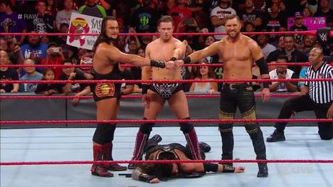 Die Miztourage attackierte bei WWE Monday Night RAW Roman Reigns und äffte den Shield-Gruß nach