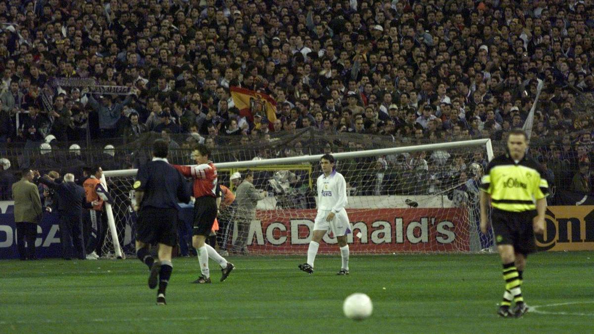 Selten hätte ein Tor einem Spiel so gut getan, wie am 1. April 1998 im Madrider Bernabeu Stadion. Nachdem vor dem Anpfiff ein Torpfosten bricht, beginnt das Halbfinal-Hinspiel zwischen Real und dem BVB mit 76-minütiger Verspätung. Dortmund verliert 0:2, scheidet schlussendlich aus und erreicht in den folgenden 15 Jahren nur noch vier Mal die Gruppenphase