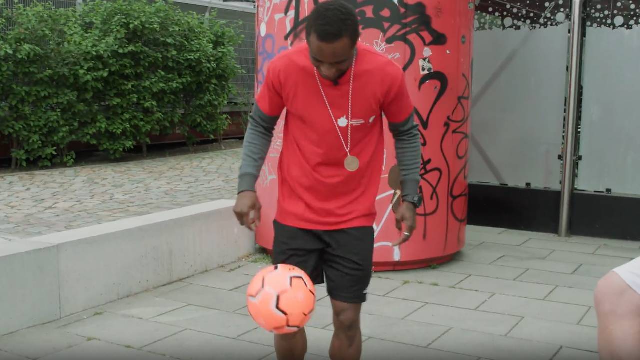 „Auf 'ne Coke“: Felix Kroos trifft Fußballer bei Special Olympics World Games