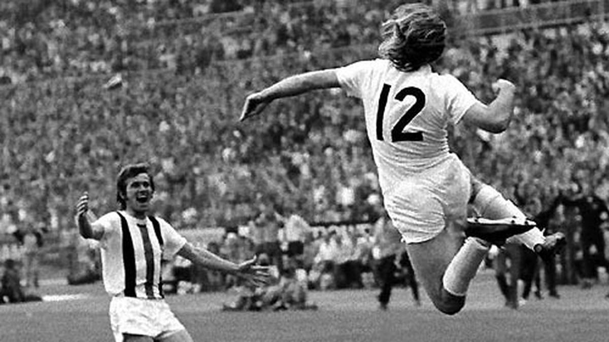 PLATZ 8 - 1971, BORUSSIA MÖNCHENGLADBACH (3 Punkte): Gladbach gewann am letzten Spieltag 4:1 in Frankfurt (Tore: Günter Netzer, r., Horst Köppel und zweimal Jupp Heynckes, l.) und entriss den Bayern tatsächlich noch den Titel - weil der FCB als Tabellenführer 0:2 in Duisburg verlor