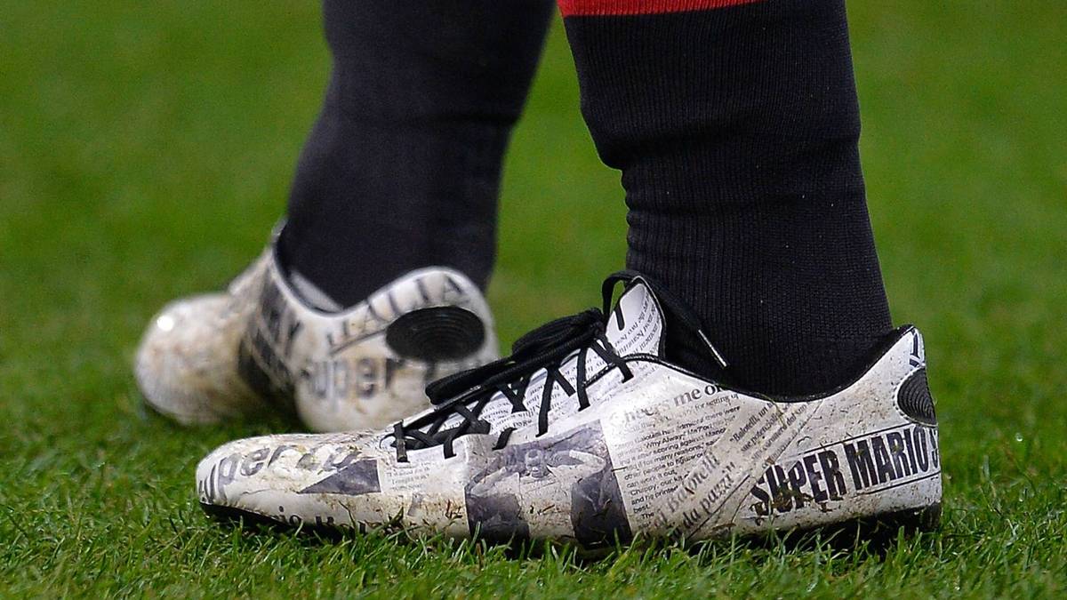 Ein weiteres Modell, das Balotellis Handschrift trägt, ist ein Schuh, auf dem einige Zeitungsartikel über ihn aufgedruckt sind