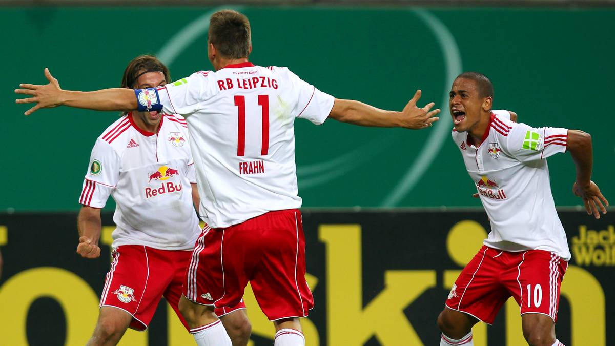 Er ist der Pokal-Held von Leipzig. Mit einem Dreierpack von Daniel Frahn bezwingt der Regionalligist RB Leipzig den VfL Wolfsburg in der ersten Runde. Augsburg ist in Runde zwei dagegen eine Nummer zu groß