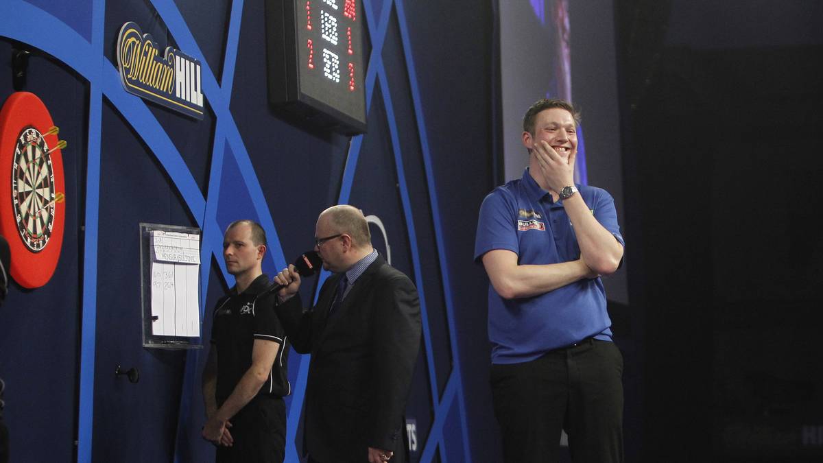 Er kann es nicht fassen: David Pallett verpasst den 9-Darter denkbar knapp - kann darüber aber lachen