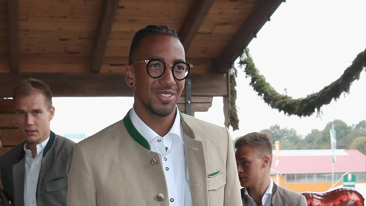 Styler Jerome Boateng punktet auch in Tracht. Im Hintergrund können Holger Badstuber und Joshua Kimmich nur staunen