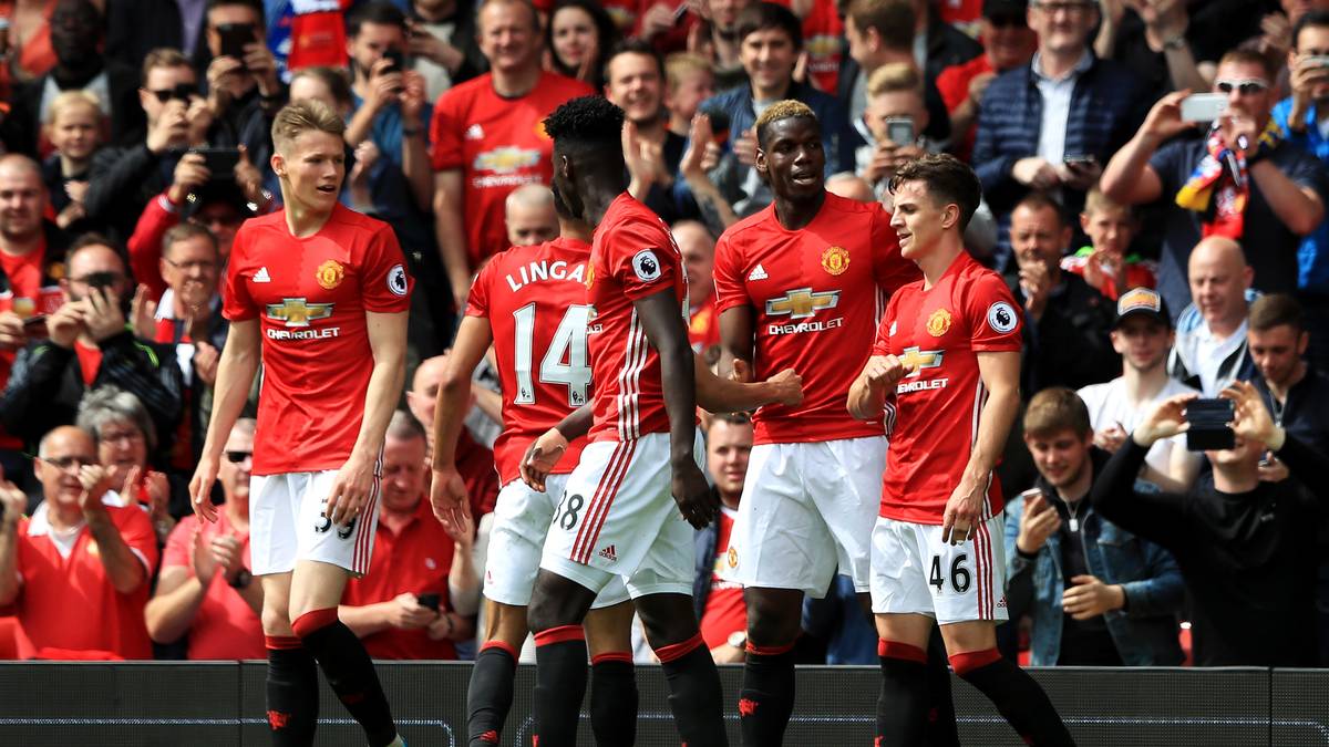 MANCHESTER UNITED (Adidas, 10 Jahre, mindestens 943 Millionen Euro): Seit 2015/2016 rüstet der deutsche Sportartikelhersteller den englischen Rekordmeister aus. Trikots, Hosen, Stutzen - alles von Adidas. Die Firma versprach sich durch den Verkauf der United-Artikel einen Umsatz von etwa 1,9 Milliarden Euro