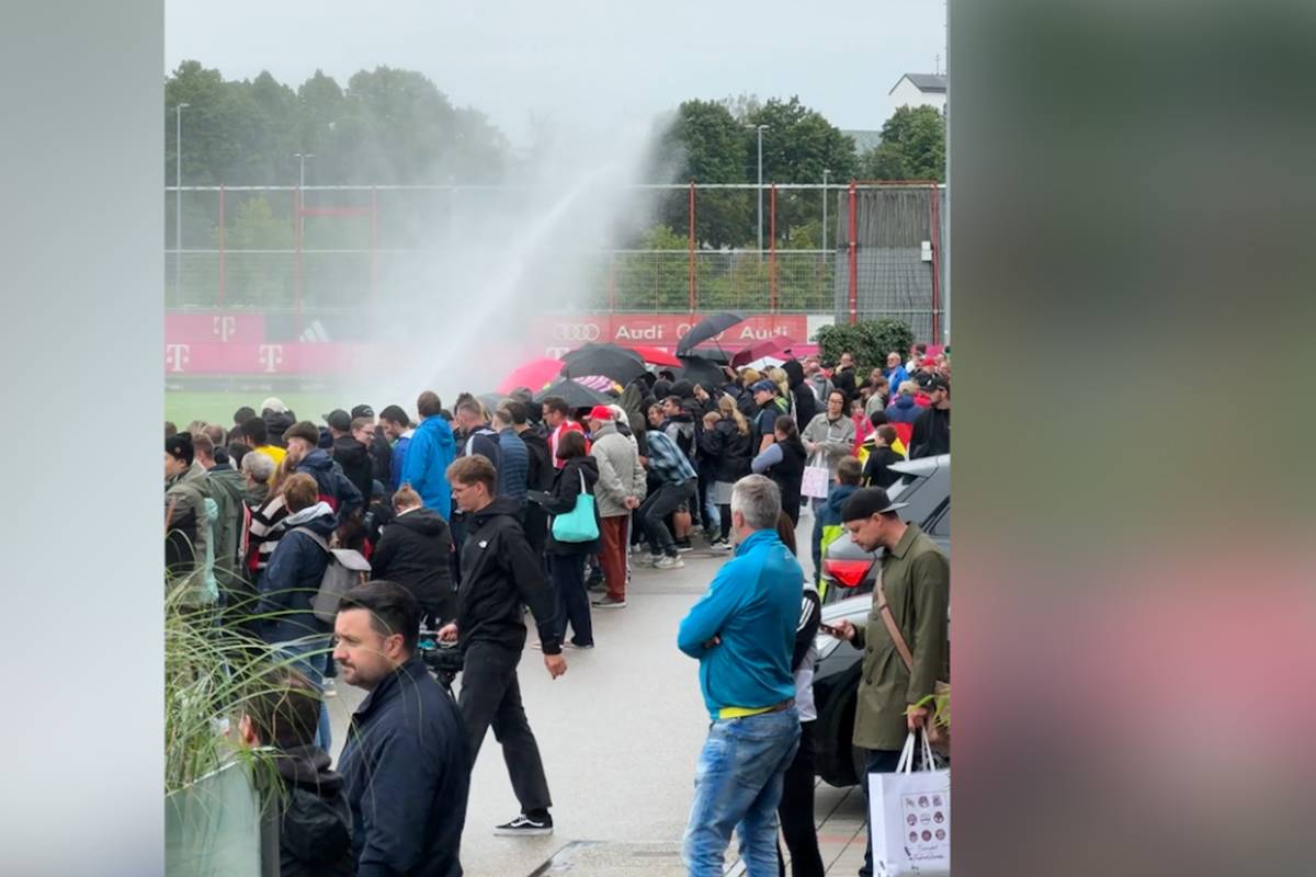 Die erste öffentliche Trainingseinheit des FC Bayern ist von schlechtem Wetter geprägt. Dennoch bildet sich an der Säbener Straße eine große Schlange.