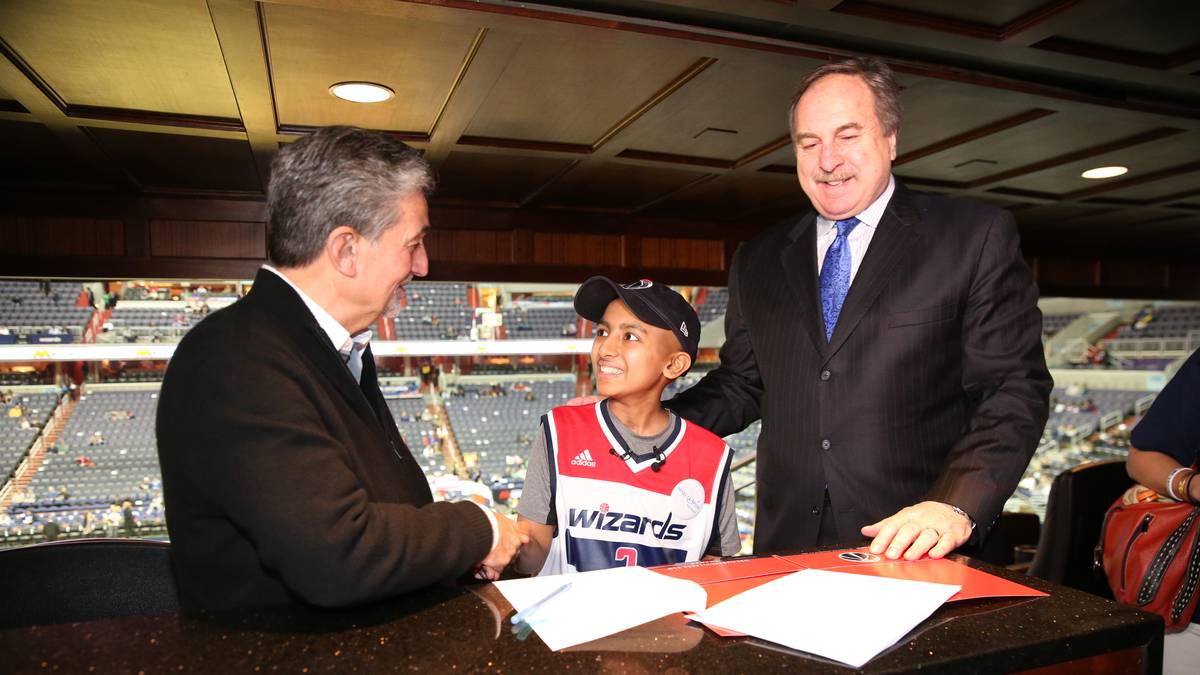 Wunderbare Geste der Washington Wizards! Der 13-jährige Nitin Ramachandran, der an einer seltenen Krebsart leidet, wird für einen Tag von Teameigner Ted Leonsis (l.) offiziell unter Vertrag genommen