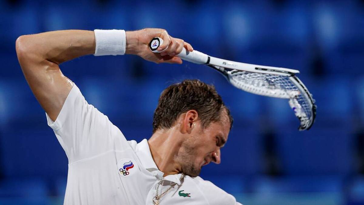 Der Russe Daniil Medwedew ist über sein Aus im Viertelfinale des Herreneinzel so wütend, dass er seinen Schläger zertrümmert