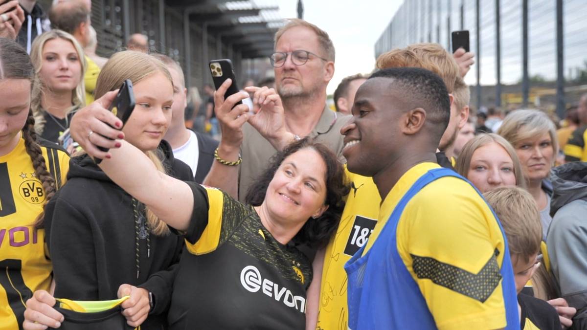 Borussia Dortmund sucht einen Ersatz für den erkrankten Sebastien Haller. Youssoufa Moukoko wäre eine Alternative. Doch hat der Youngster überhaupt eine Chance?