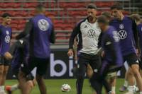 Die DFB-Elf zeigt sich voller Spielfreude beim Abschlusstraining in der Amsterdamer Johan-Cruyff-Arena vor dem Duell mit der Niederlande. Mittendrin statt nur dabei: Co-Trainer Sandro Wagner.