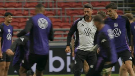 Die DFB-Elf zeigt sich voller Spielfreude beim Abschlusstraining in der Amsterdamer Johan-Cruyff-Arena vor dem Duell mit der Niederlande. Mittendrin statt nur dabei: Co-Trainer Sandro Wagner.