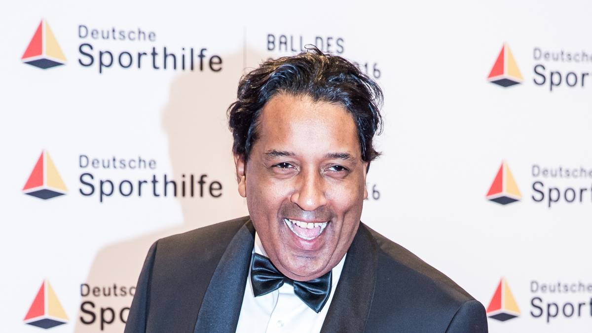 Moderator Cherno Jobatey verbreitet wie immer gute Laune