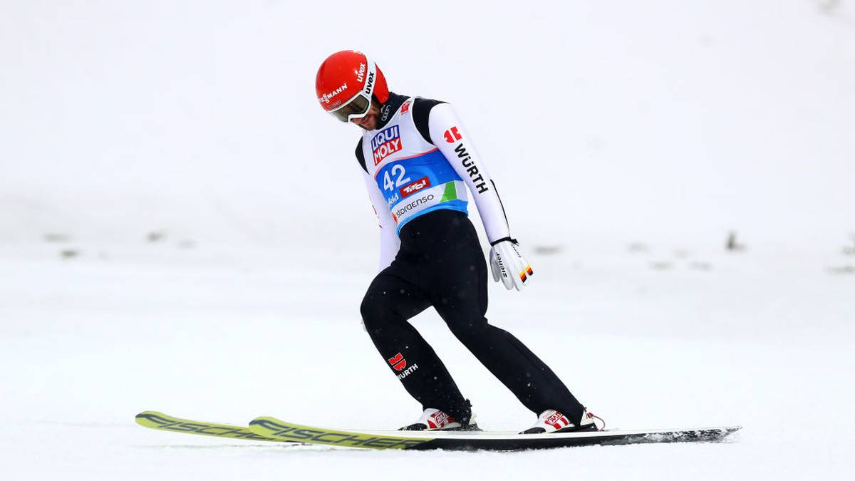 MARKUS EISENBICHLER: Nach einem Missgeschick verpasst der deutsche Skispringer den Weltcup. "Ich bin am Parkplatz vor meinem Auto ganz klassisch auf einer Eisplatte weggerutscht und wollte mich mit der rechten Hand abstützen. Dabei habe ich mir die Verletzung zugezogen", erklärt er.