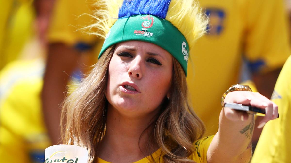 Diese junge Schwedin war bereits bei der EURO vor acht Jahren dabei, wie an ihrer Kopfbedeckung unschwer zu abzulesen ist 