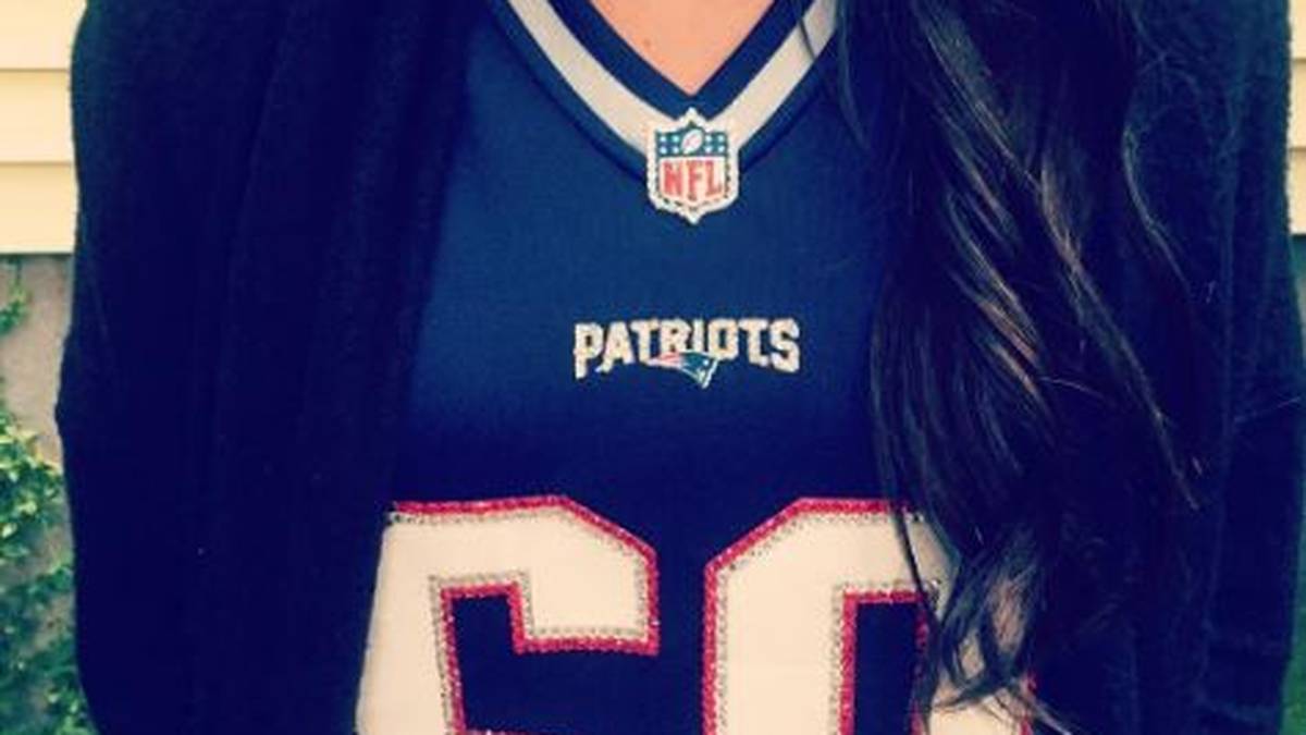 Mackenzie Dempsey zeigt, welche Nummer der Mann ihres Herzens auf dem Patriots-Trikot trägt - mit der 60 läuft nämlich Center David Andrews auf
