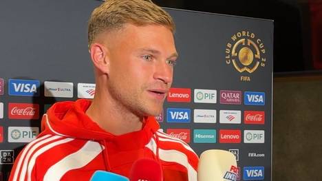 Bayerns Joshua Kimmich sieht auf dem Transfermarkt Handlungsbedarf nach den Abgängen von Leroy Sané und Thomas Müller. Das macht er in einem Mediengespräch deutlich.