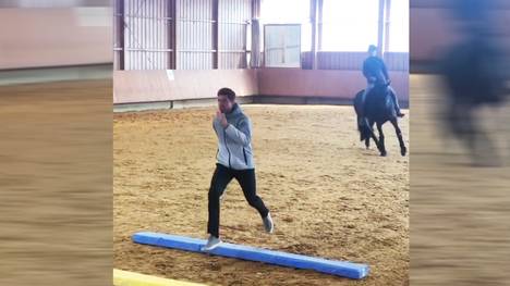 Thomas Müller beweist nicht nur auf dem Fußball-Platz Kreativität. Jetzt teilt er auf den sozialen Kanälen ein Video, wie er sich zu Corona-Zeiten fit hält.