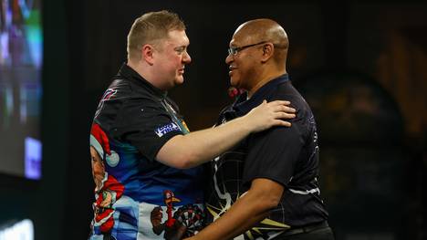 Die große Sensation bleibt aus! Simon Adams unterliegt bei seinem WM-Debüt Ricky Evans mit 0:3.