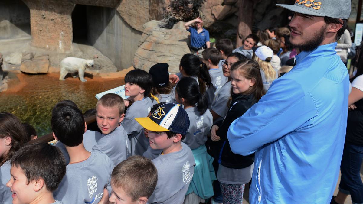 Danilo Galinari von den Denver Nuggets besucht mit Grundschülern den Zoo, um ihnen Respekt vor Tieren und der Natur zu vermitteln